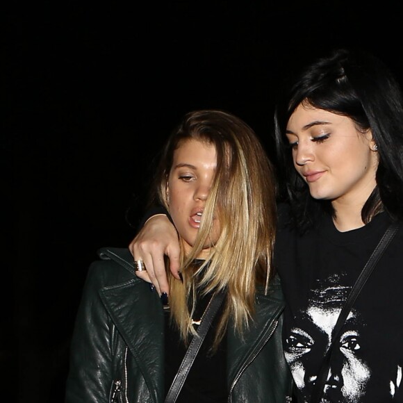 Sofia Richie et Kylie Jenner à la sortie d'un concert à Pasadena en août 2014. Kendall Jenner les accompagnait lors de cette soirée.