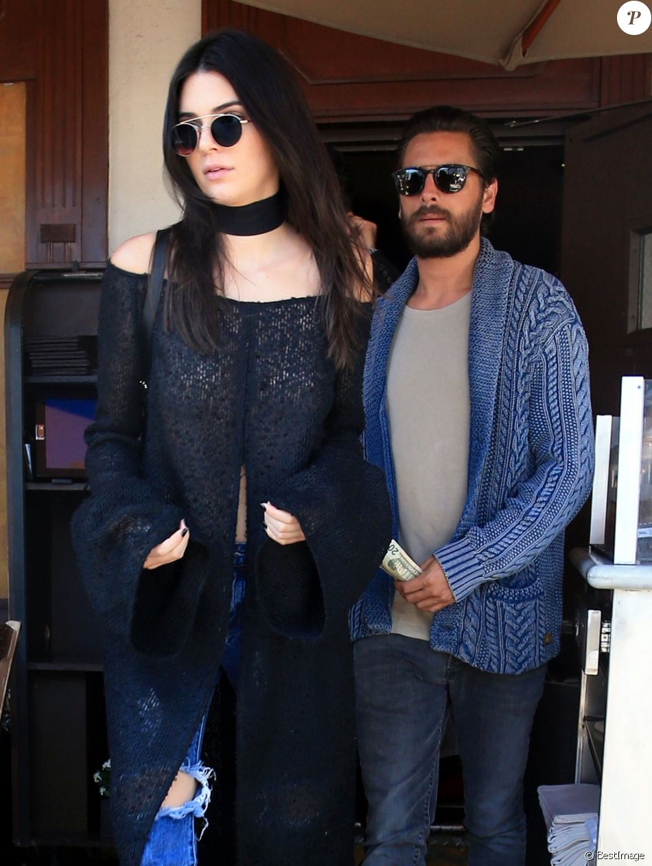 Kendall Jenner Et Scott Disick à La Sortie Du Restaurant Il Pastaio à Beverly Hills Le 31 Mars