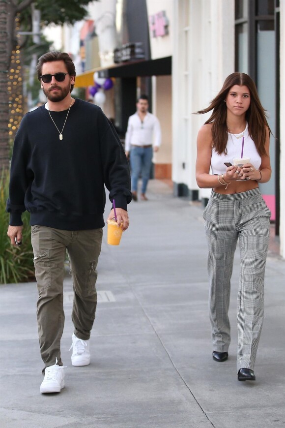 Exclusif - Scott Disick et sa compagne Sofia Richie rejoignent leur voiture à Beverly Hills le 24 janvier 2018.