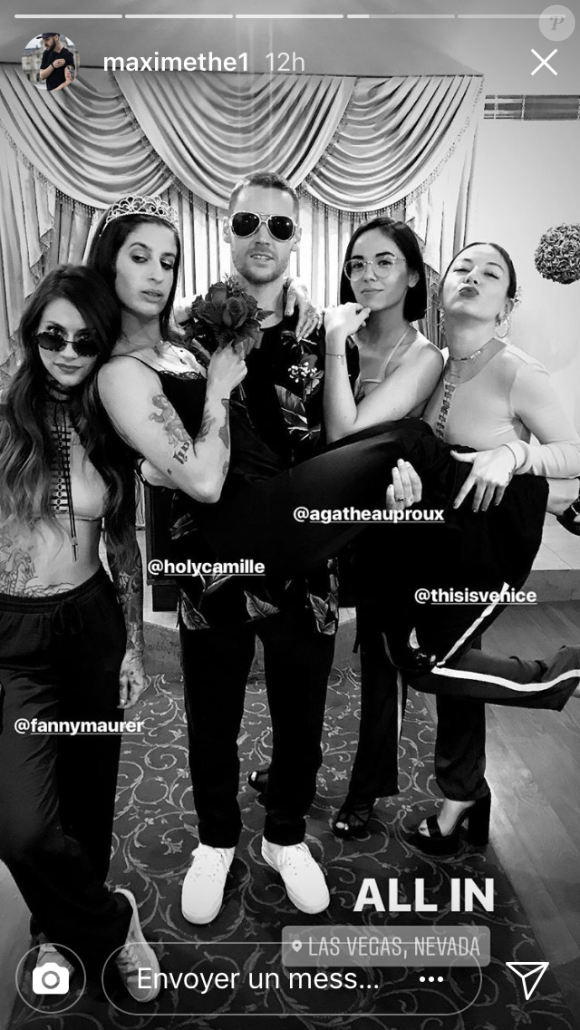 Agathe Auproux sexy à Las Vegas avec Fanny Maurer afin de célébrer un mariage rock'n'roll.