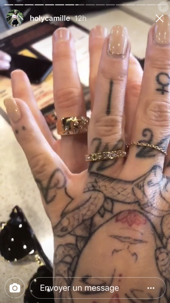 Agathe Auproux sexy à Las Vegas avec Fanny Maurer afin de célébrer un mariage rock'n'roll.