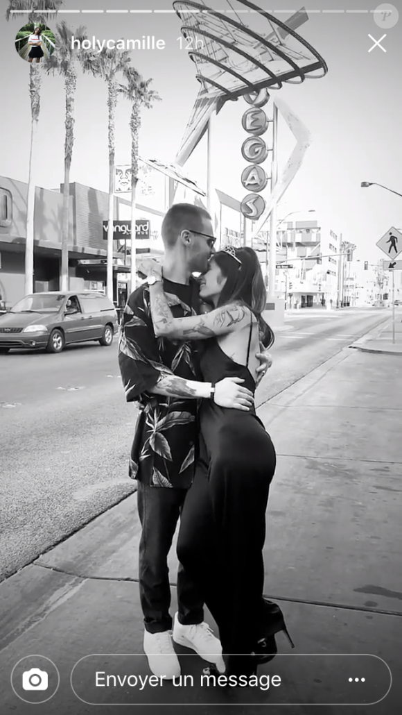 Agathe Auproux sexy à Las Vegas avec Fanny Maurer afin de célébrer un mariage rock'n'roll.