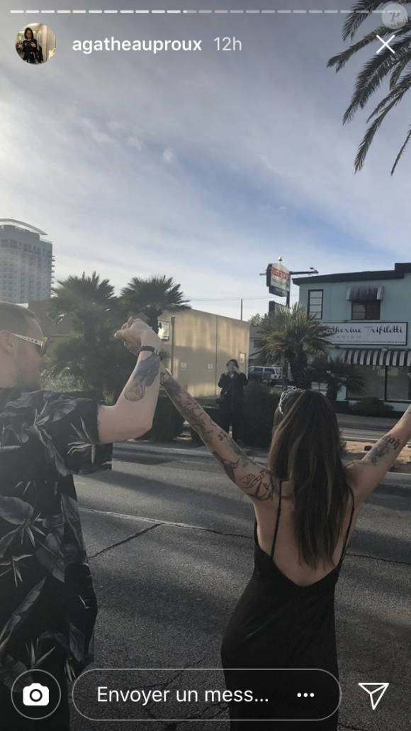 Agathe Auproux sexy à Las Vegas avec Fanny Maurer afin de célébrer un mariage rock'n'roll.