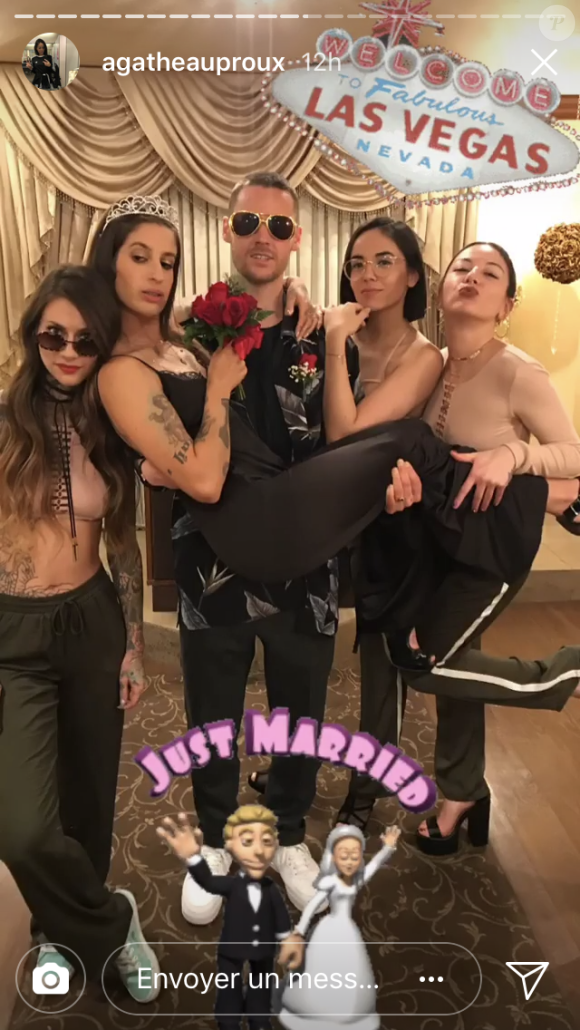 Agathe Auproux sexy à Las Vegas avec Fanny Maurer afin de célébrer un mariage rock'n'roll.