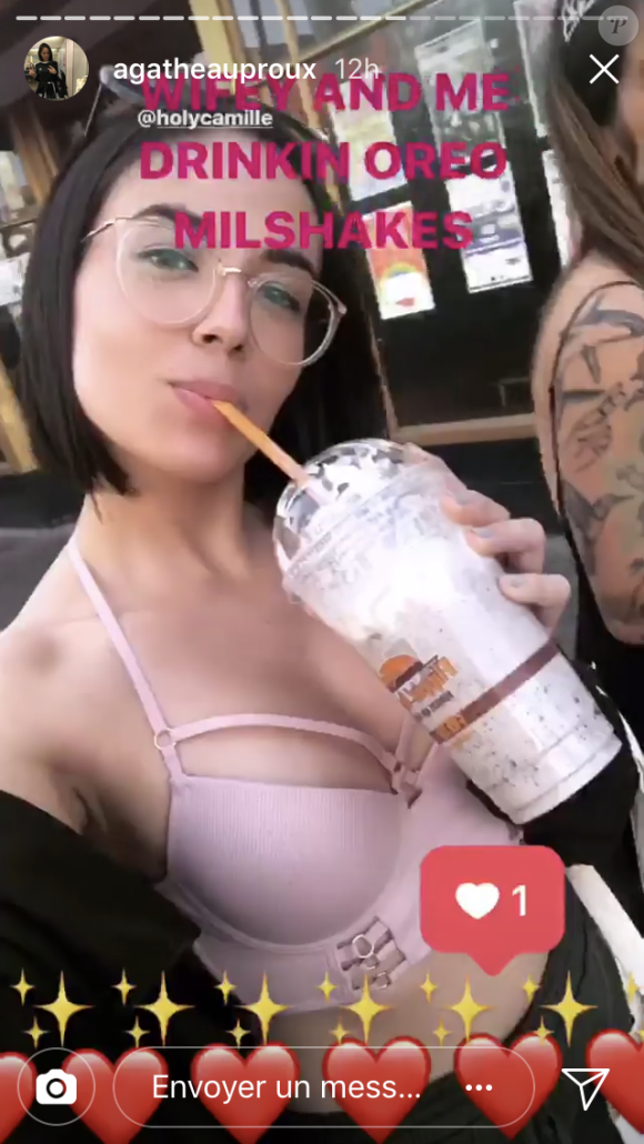 Agathe Auproux sexy à Las Vegas avec Fanny Maurer afin de célébrer un mariage rock'n'roll.