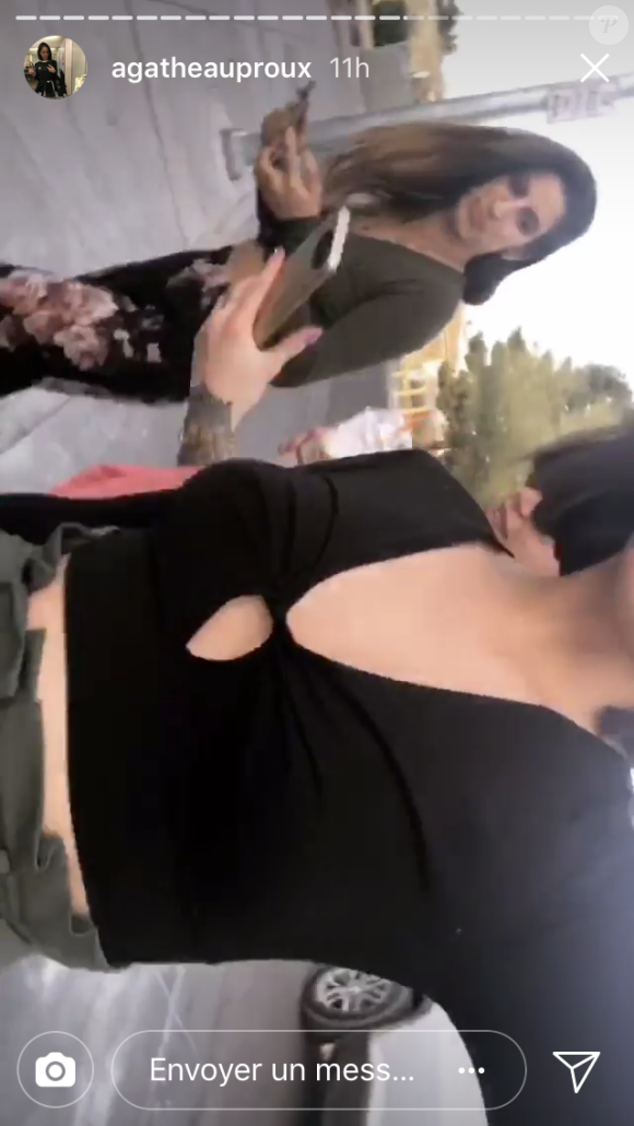 Agathe Auproux sexy à Las Vegas avec Fanny Maurer afin de célébrer un mariage rock'n'roll.