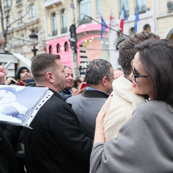 Angelina Jolie arrive à la maison Guerlain sur les Champs-Elysées à Paris le 30 janvier 2018.