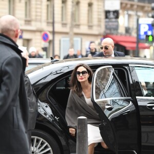 Angelina Jolie arrive à la maison Guerlain sur les Champs-Elysées à Paris le 30 janvier 2018.