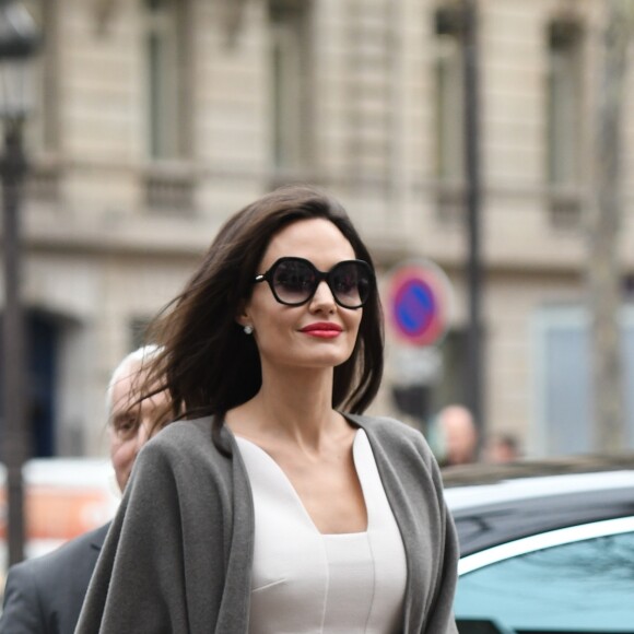 Angelina Jolie arrive à la maison Guerlain sur les Champs-Elysées à Paris le 30 janvier 2018.