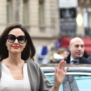 Angelina Jolie arrive à la maison Guerlain sur les Champs-Elysées à Paris le 30 janvier 2018.