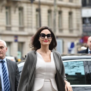 Angelina Jolie arrive à la maison Guerlain sur les Champs-Elysées à Paris le 30 janvier 2018.