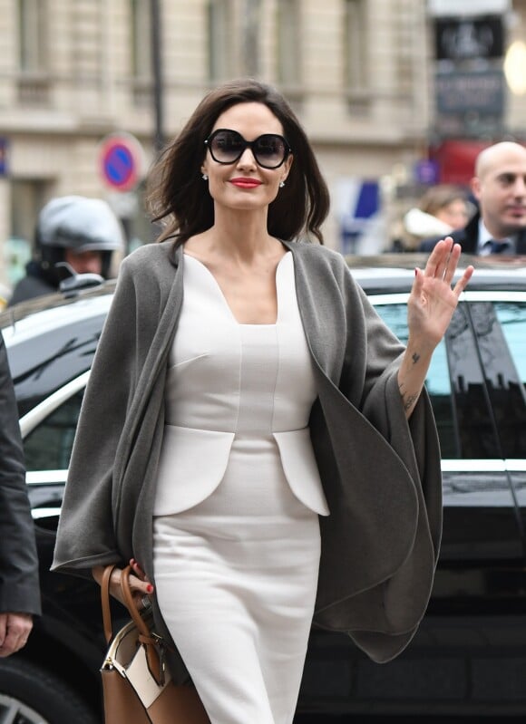 Angelina Jolie arrive à la maison Guerlain sur les Champs-Elysées à Paris le 30 janvier 2018.  Angelina Jolie arrives at Guerlain HQ on Champs Elysees avenue in Paris on january 30th 201830/01/2018 - Paris
