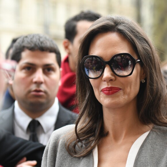 Angelina Jolie arrive à la maison Guerlain sur les Champs-Elysées à Paris le 30 janvier 2018.  Angelina Jolie arrives at Guerlain HQ on Champs Elysees avenue in Paris on january 30th 201830/01/2018 - Paris