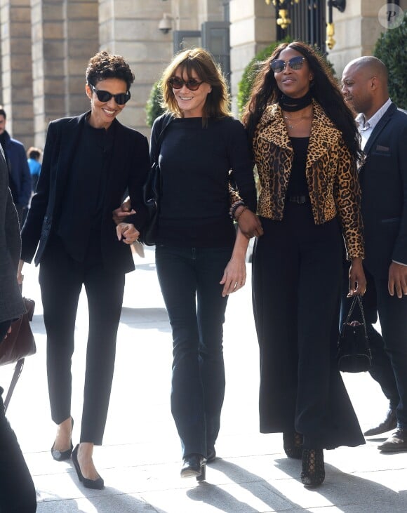 Carla Bruni-Sarkozy, Naomi Campbell et Farida Khelfa sortent de l'hôtel Ritz à Paris le 27 septembre 2017.
