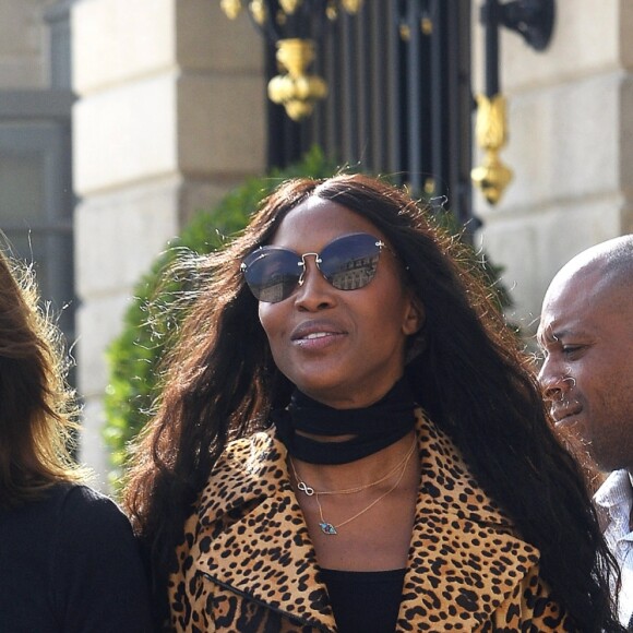 Carla Bruni-Sarkozy, Naomi Campbell et Farida Khelfa sortent de l'hôtel Ritz à Paris le 27 septembre 2017.