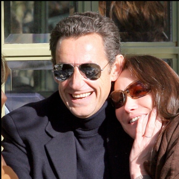 NICOLAS SARKOZY ET SA FEMME CARLA BRUNI ACCOMPAGNES DE MAURIZIO REMMERT, PERE DE CARLA ET DE SA FEMME MARCIA DE LUCA SONT ALLES SE PROMENER EN FORET AVANT DE PRENDRE UN CAFE A LA FLOTILLE. LE COUPLE A PASSE LEUR PREMIERE NUIT DANS LA RESIDENCE "LE PAVILLON DE LA LANTERNE". 03/02/2008 - Versailles