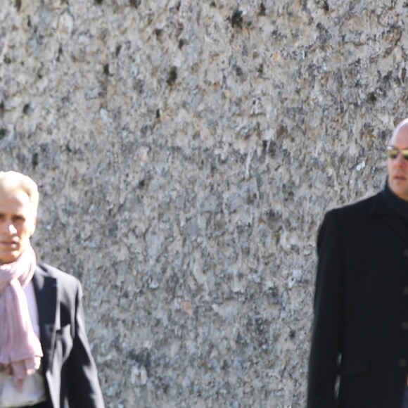 NICOLAS SARKOZY, EN PAPA ATTENTIONNE, SE BALADE AVEC SON EPOUSE CARLA BRUNI-SAKOZY, QUI AFFICHE DEJA UNE BELLE LIGNE, ET LEUR PETITE GIULIA, A LA LANTERNE, DANS LE PARC DU CHATEAU DE VERSAILLES. .31/10/2011 - VERSAILLES