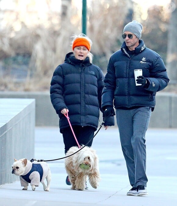 Exclusif - Hugh Jackman et sa femme Deborra-lee Furness promènent leurs chiens Dali et Allegra dans les rues de New York, le 29 janvier 2018