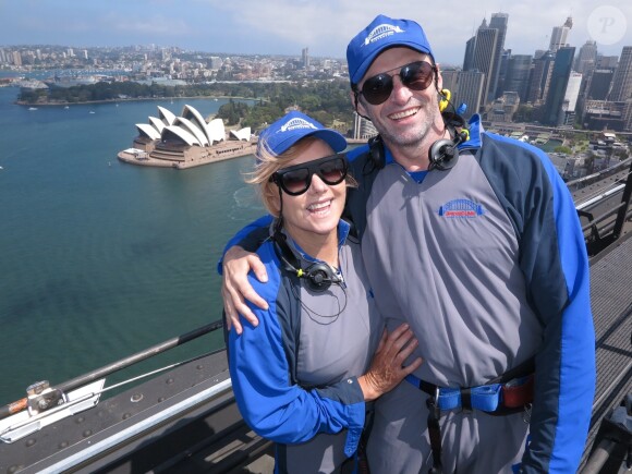 Hugh Jackman et sa femme Deborra Lee Furness posent ensemble sur le célèbre "Harbour Bridge" à Sydney le 2 janvier 2018.