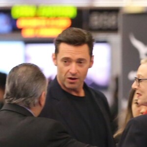 Exclusif - Hugh Jackman arrive avec sa femme Deborra-Lee Furness et ses enfants Ava et Oscar à l'aéroport de LAX à Los Angeles pour prendre l’avion, le 17 décembre 2017