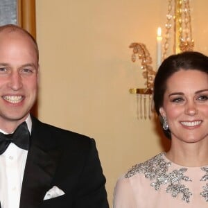 La duchesse Catherine de Cambridge, enceinte et en Alexander McQueen, et le prince William lors du dîner officiel donné en leur honneur par le roi Harald V de Norvège au palais royal à Oslo le 1er février 2018 dans le cadre de leur visite.