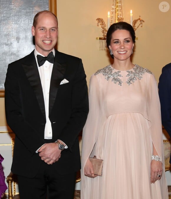 La duchesse Catherine de Cambridge, enceinte et en Alexander McQueen, et le prince William lors du dîner officiel donné en leur honneur par le roi Harald V de Norvège au palais royal à Oslo le 1er février 2018 dans le cadre de leur visite.