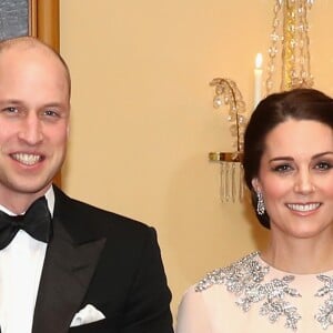 La duchesse Catherine de Cambridge, enceinte et en Alexander McQueen, et le prince William lors du dîner officiel donné en leur honneur par le roi Harald V de Norvège au palais royal à Oslo le 1er février 2018 dans le cadre de leur visite.