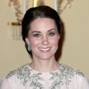 La duchesse Catherine de Cambridge, enceinte et en Alexander McQueen lors du dîner officiel donné par le roi Harald V de Norvège au palais royal à Oslo le 1er février 2018 dans le cadre de sa visite avec le prince William.