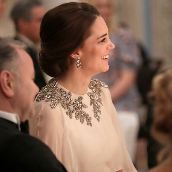 La duchesse Catherine de Cambridge, enceinte et en Alexander McQueen lors du dîner officiel donné par le roi Harald V de Norvège au palais royal à Oslo le 1er février 2018 dans le cadre de sa visite avec le prince William.