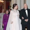 La duchesse Catherine de Cambridge, enceinte et en Alexander McQueen, arrive au bras du roi Harald V de Norvège au palais royal à Oslo le 1er février 2018 pour le dîner organisé dans le cadre de sa visite officielle avec le prince William.