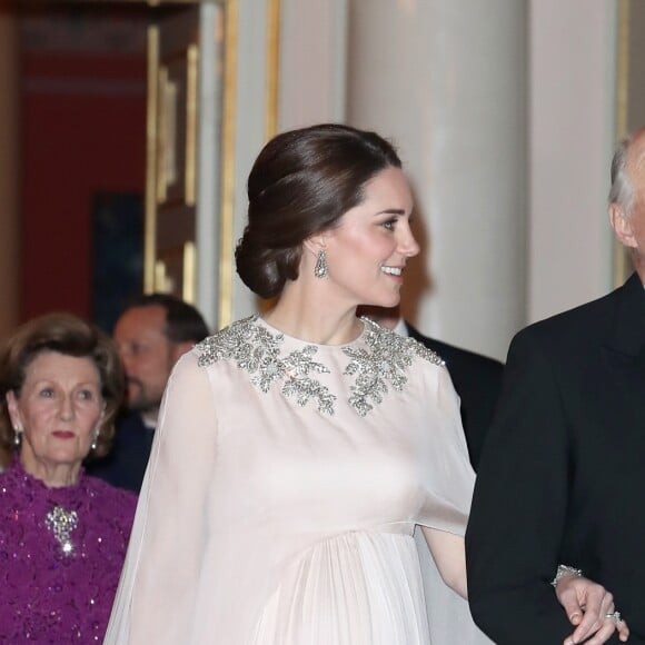 La duchesse Catherine de Cambridge, enceinte et en Alexander McQueen, arrive au bras du roi Harald V de Norvège au palais royal à Oslo le 1er février 2018 pour le dîner organisé dans le cadre de sa visite officielle avec le prince William.