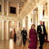 La duchesse Catherine de Cambridge, enceinte et en Alexander McQueen, au bras du roi Harald V de Norvège, la reine Sonja et le prince William, la princesse Mette-Marit et le prince Haakon de Norvège lors du dîner officiel donné par le roi Harald V de Norvège au palais royal à Oslo le 1er février 2018 dans le cadre de leur visite.