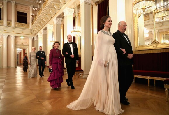 La duchesse Catherine de Cambridge, enceinte et en Alexander McQueen, au bras du roi Harald V de Norvège, la reine Sonja et le prince William, la princesse Mette-Marit et le prince Haakon de Norvège lors du dîner officiel donné par le roi Harald V de Norvège au palais royal à Oslo le 1er février 2018 dans le cadre de leur visite.