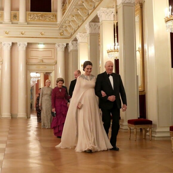 La duchesse Catherine de Cambridge, enceinte et en Alexander McQueen, au bras du roi Harald V de Norvège, la reine Sonja et le prince William, la princesse Mette-Marit et le prince Haakon de Norvège lors du dîner officiel donné par le roi Harald V de Norvège au palais royal à Oslo le 1er février 2018 dans le cadre de leur visite.