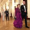 Le prince William donnant le bras à la reine Sonja de Norvège lors du dîner officiel donné par le roi Harald V de Norvège au palais royal à Oslo le 1er février 2018 dans le cadre de sa visite avec la duchesse Catherine.