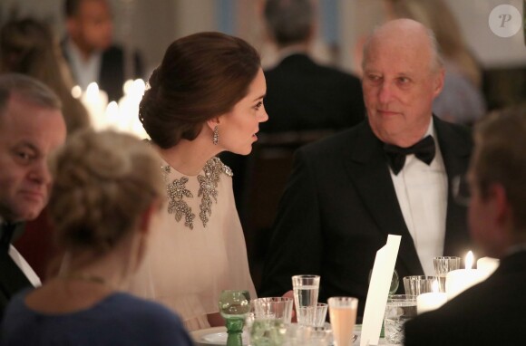 La duchesse Catherine de Cambridge, enceinte et en Alexander McQueen, et le roi Harald V de Norvège au palais royal à Oslo le 1er février 2018 lors d'un dîner officiel.