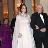 La duchesse Catherine de Cambridge, enceinte et en Alexander McQueen, arrive au bras du roi Harald V de Norvège au palais royal à Oslo le 1er février 2018 pour le dîner organisé dans le cadre de sa visite officielle avec le prince William.
