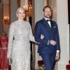 La princesse Mette-Marit de Norvège et le prince héritier Haakon de Norvège lors du dîner en l'honneur du duc et de la duchesse de Cambridge au palais royal à Oslo le 1er février 2018.