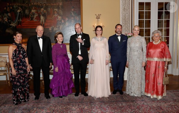 La princesse Martha Louise de Norvège, le roi Harald V de Norvège, la reine Sonja de Norvège, le prince William, duc de Cambridge, la duchesse Catherine de Cambridge, enceinte et en Alexander McQueen, le prince Haakon de Norvège, la princesse Mette-Marit de Norvège, la princesse Astrid de Norvège lors du dîner au palais royal à Oslo le 1er février 2018.