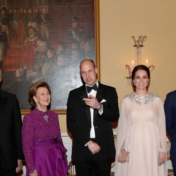 La princesse Martha Louise de Norvège, le roi Harald V de Norvège, la reine Sonja de Norvège, le prince William, duc de Cambridge, la duchesse Catherine de Cambridge, enceinte et en Alexander McQueen, le prince Haakon de Norvège, la princesse Mette-Marit de Norvège, la princesse Astrid de Norvège lors du dîner au palais royal à Oslo le 1er février 2018.