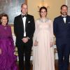 La reine Sonja de Norvège, le prince William, la duchesse Catherine de Cambridge et le prince Haakon de Norvège lors du dîner au palais royal à Oslo le 1er février 2018.