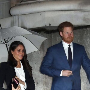 Le prince Harry et sa fiancée Meghan Markle arrivent à pied sous la pluie à la soirée Endeavour Fund Awards au Goldsmith Hall à Londres le 1er février 2018.