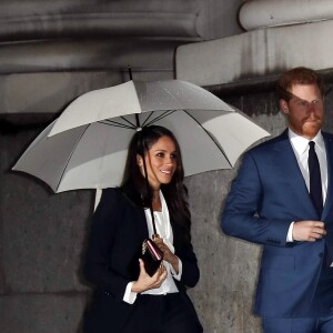 Le prince Harry et sa fiancée Meghan Markle arrivent à pied sous la pluie à la soirée Endeavour Fund Awards au Goldsmith Hall à Londres le 1er février 2018.