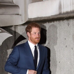 Le prince Harry et sa fiancée Meghan Markle arrivent à pied sous la pluie à la soirée Endeavour Fund Awards au Goldsmith Hall à Londres le 1er février 2018.