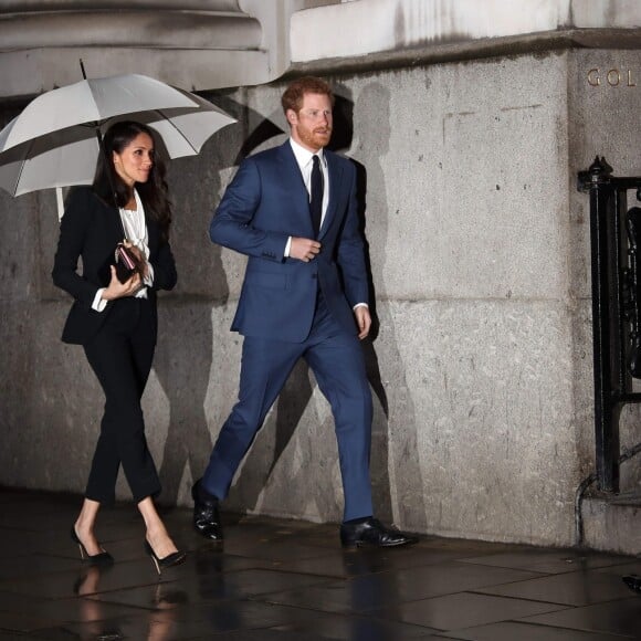 Le prince Harry et sa fiancée Meghan Markle arrivent à pied sous la pluie à la soirée Endeavour Fund Awards au Goldsmith Hall à Londres le 1er février 2018.