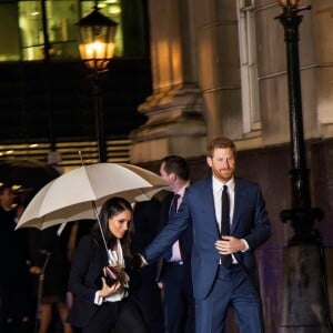 Le prince Harry et sa fiancée Meghan Markle arrivent à pied sous la pluie à la soirée Endeavour Fund Awards au Goldsmith Hall à Londres le 1er février 2018.