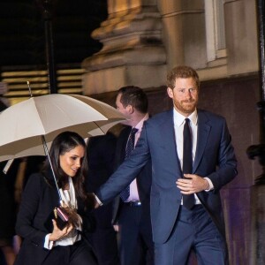 Le prince Harry et sa fiancée Meghan Markle arrivent à pied sous la pluie à la soirée Endeavour Fund Awards au Goldsmith Hall à Londres le 1er février 2018.