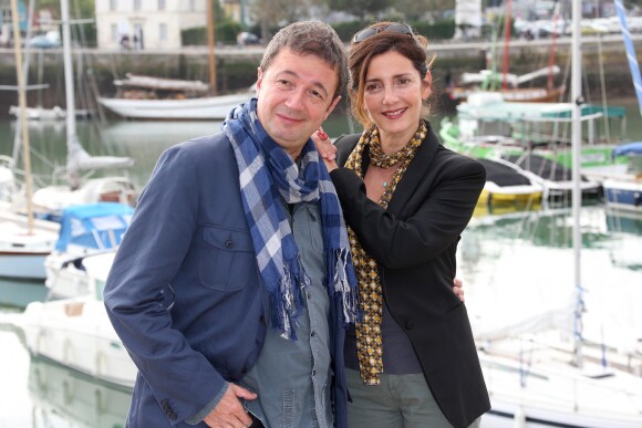 <p>Valérie Karsenti et Fred Bouraly - Photocall "Scènes de ménages" au 14e festival de la fiction TV de La Rochelle en 2015. </p>