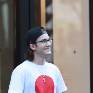 Exclusif - René-Charles Angélil est sorti faire du shopping avec ses amis chez Louis Vuitton sur l'Avenue des Champs-Elysées à Paris, le 11 juillet 2017.