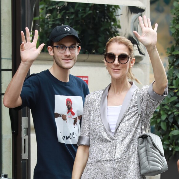 Céline Dion et son fils René-Charles quittent l'hôtel Royal Monceau et se rendent chez Louis Vuitton sur les Champs-Elysées à Paris le 19 juillet 2017.